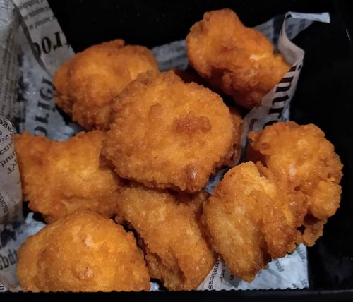 128元（約2300円）の韓国風チキン（通常の唐揚げに辛くないケチャップが別添）