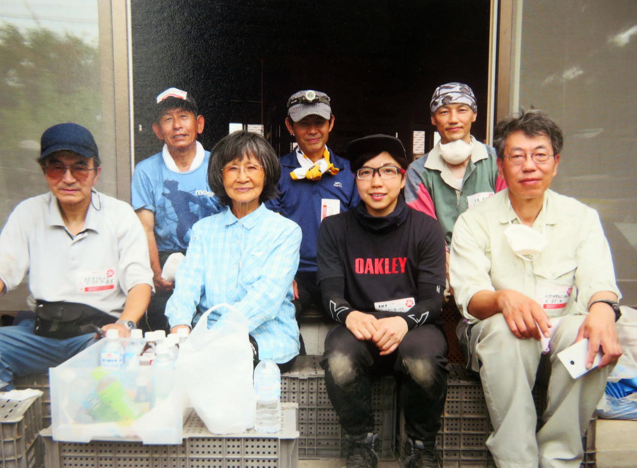 20年6月、小林美代子さん（前列左から2人目）宅の土砂除去ボランティアを終え、記念撮影する小平奈緒（同3人目）ら