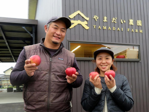 小平奈緒がボランティアに訪れた「やまだい農園」の西沢穂孝さん、有希子さん夫妻（撮影・三須一紀）