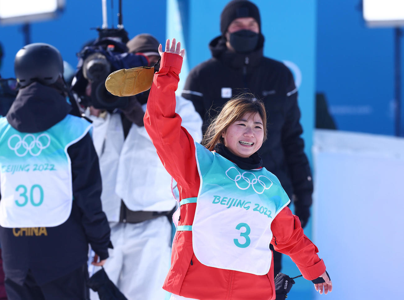 スノーボードビッグエア女子決勝　3回目を終えスタンドに手を振る岩渕（撮影・垰建太）