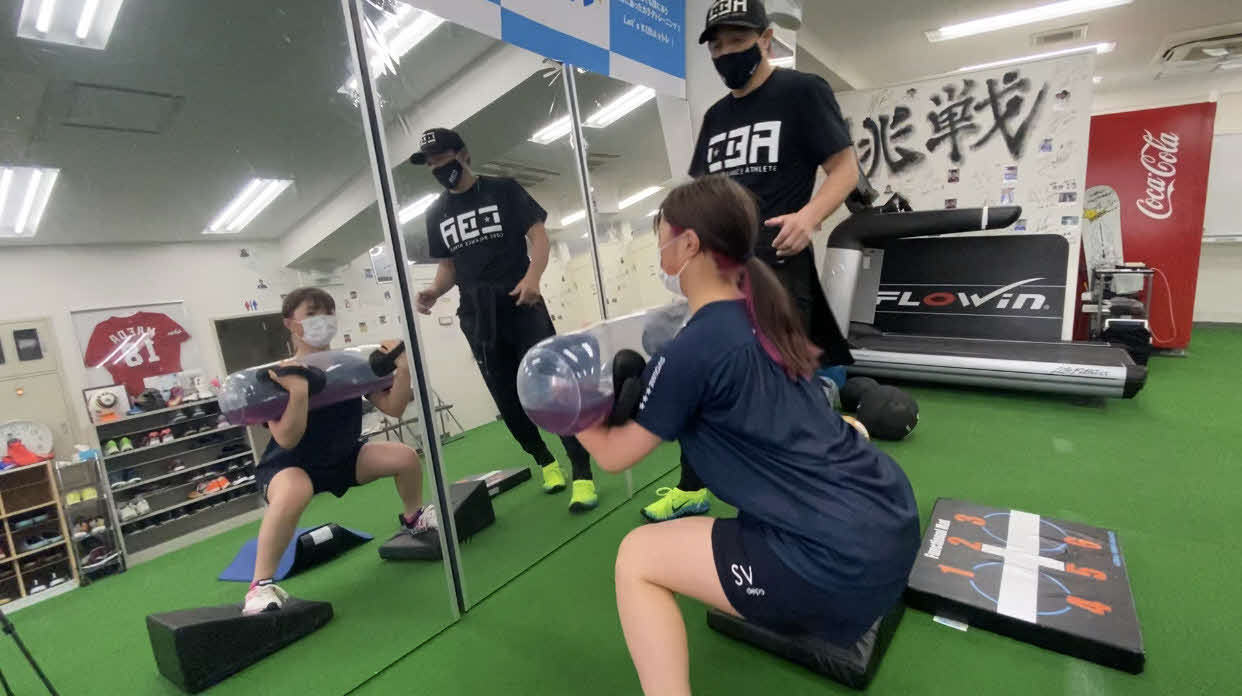 トレーニングに励むスノーボード女子の岩渕と、指導する木場トレーナー（奥）（木場トレーナー提供）