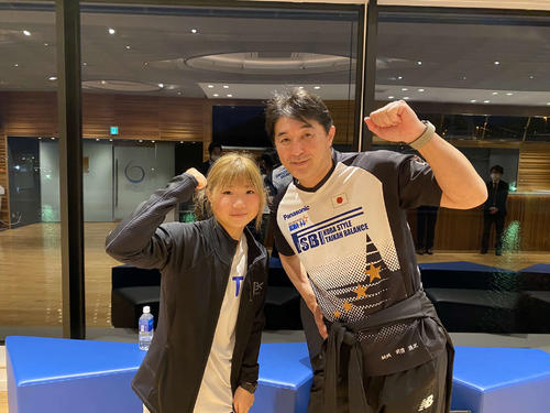 スノーボード女子の岩渕（左）と木場トレーナー（木場トレーナー提供）