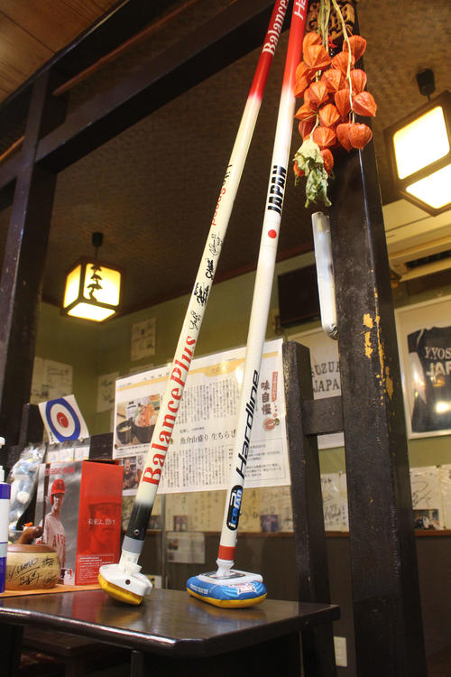 松寿しに飾ってある平昌五輪で使ったブラシ