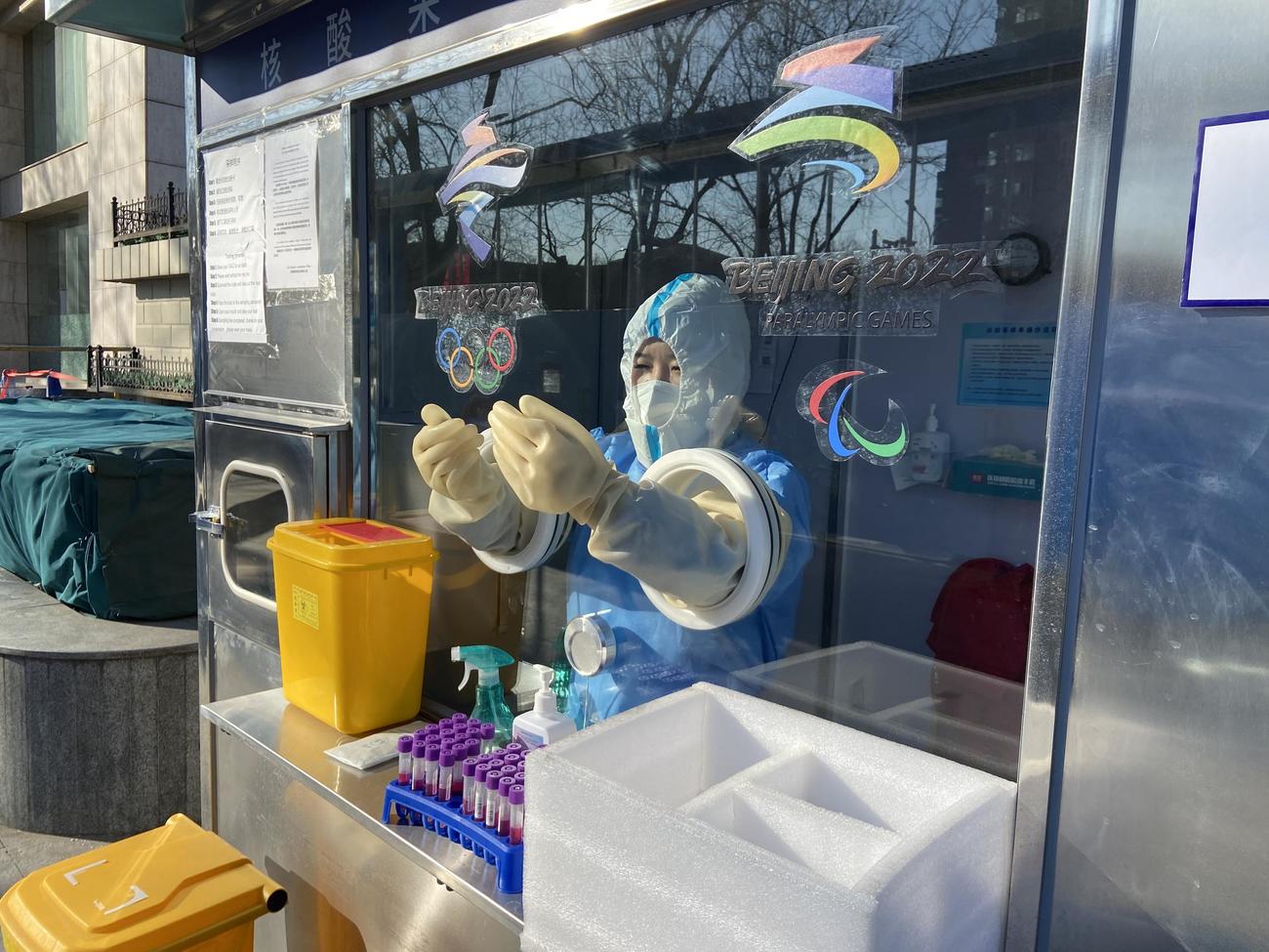 1月28日、北京五輪で報道陣に義務付けられている新型コロナウイルスの検査。ホテル横にある検査場に毎日立ち寄る
