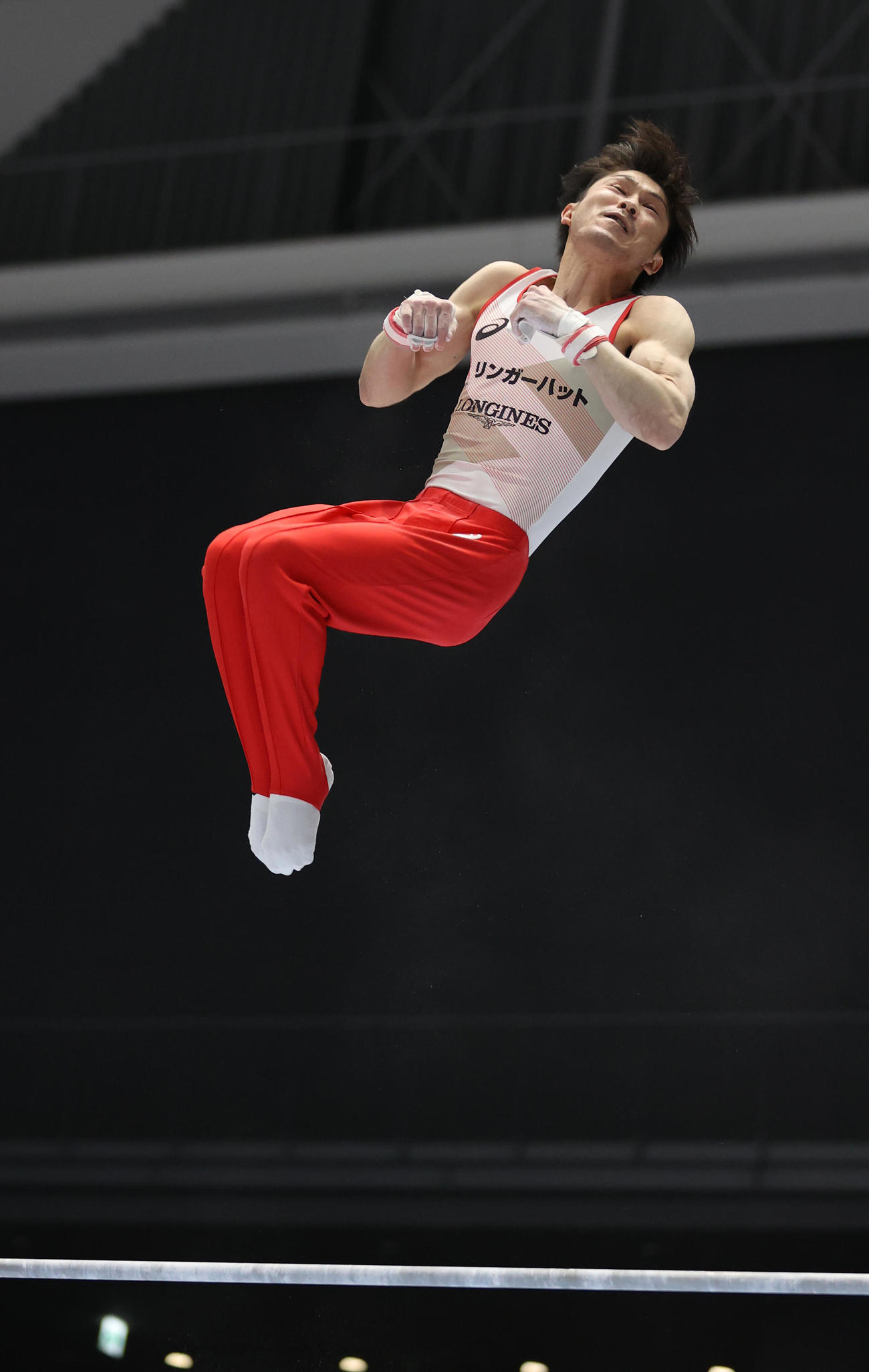 20年11月、体操全日本選手権兼全日本種目別選手権の男子総合予選で、鉄棒でブレトシュナイダーを決める内村