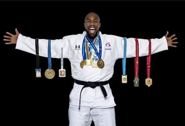 五輪や世界選手権の金メダルを首などに下げるテディ・リネール（本人提供）