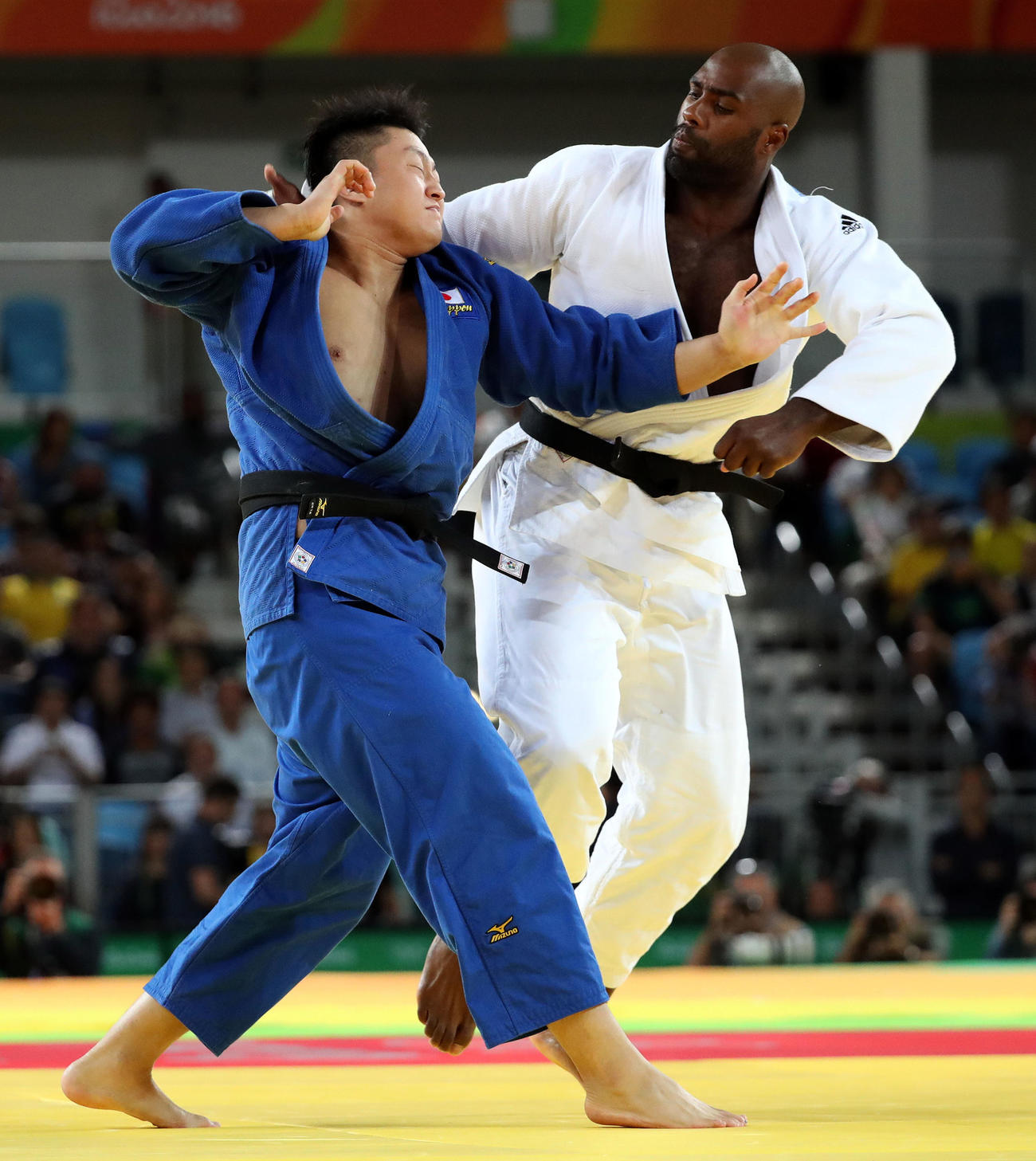 16年8月、リオデジャネイロ五輪・柔道男子100キロ超級決勝で原沢久喜（左）に攻めさせずに勝利するテディ・リネール