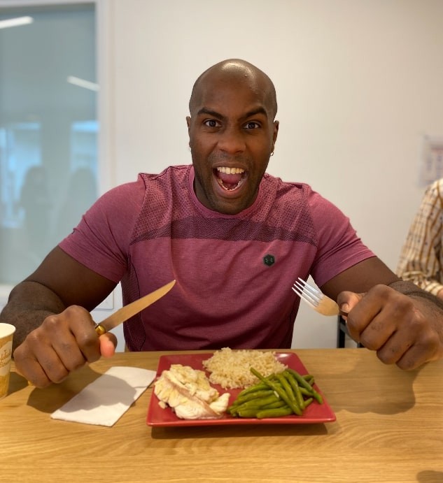 栄養士が作った料理を食べるテディ・リネール（本人提供）