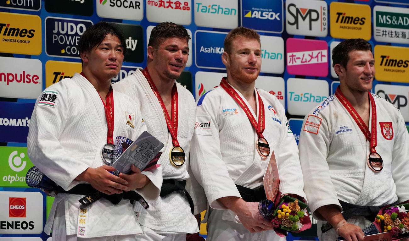 19年8月、柔道世界選手権の男子90キロ級で2位の向翔一郎（左端）はメダリストたちと記念写真に納まる