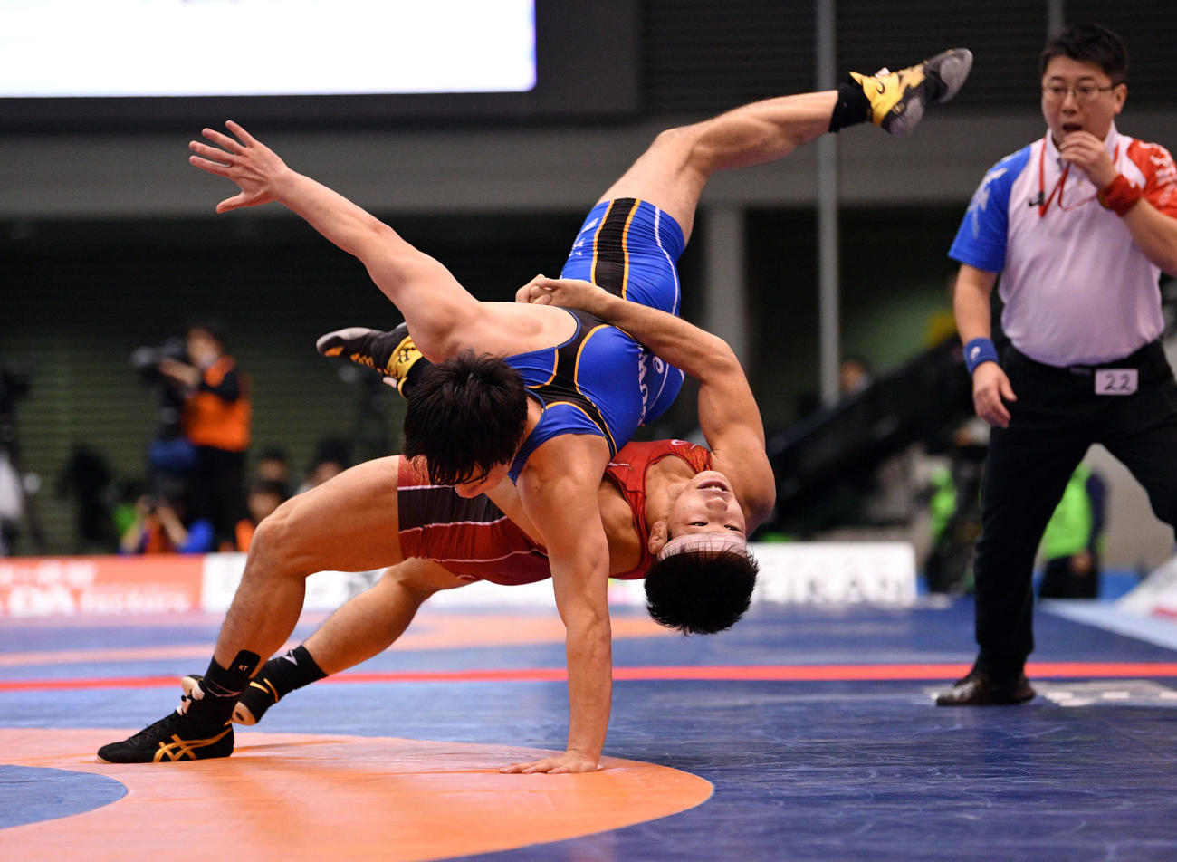 19年12月、レスリング全日本選手権　男子グレコローマンスタイル77キロ級1回戦で一郷雄徳（上）を投げる屋比久翔平
