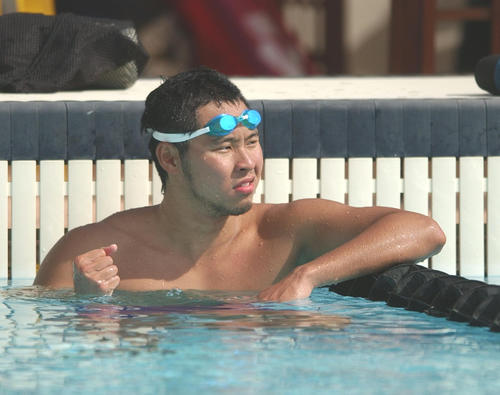 04年アテネ五輪　競泳男子の北島はライバルのハンセンを練習場からにらみ続け、心理戦を仕掛けていた
