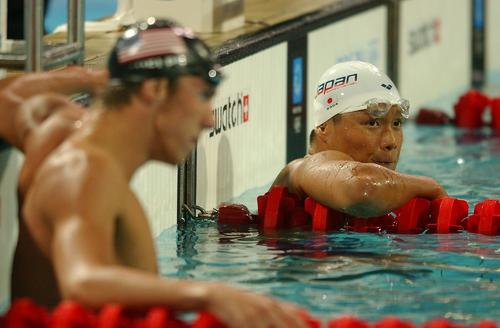 04年8月、アテネ五輪競泳男子200メートル個人メドレーで決勝進出を決めた三木二郎。手前はマイケル・フェルプス