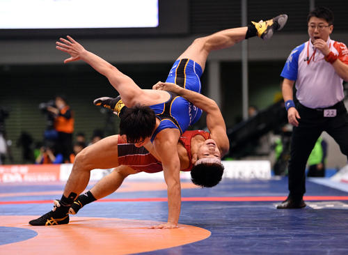 19年12月、レスリング全日本選手権　男子グレコローマンスタイル77キロ級1回戦で一郷雄徳（上）を投げる屋比久翔平