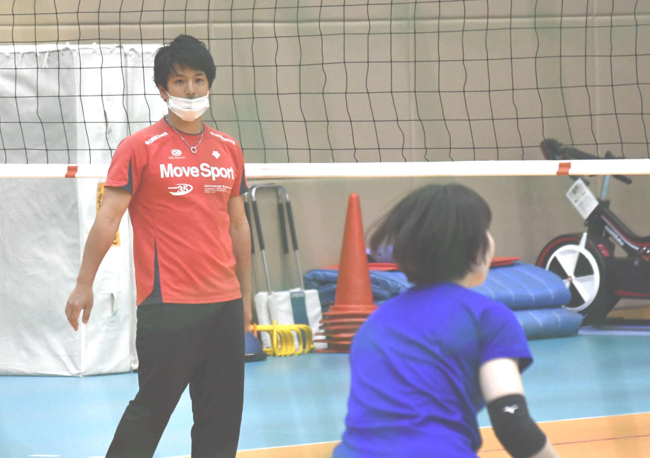 Vリーグ女子1部NECを訪れ、指導に当たる元男子日本代表リベロの古賀さん（撮影・平山連）