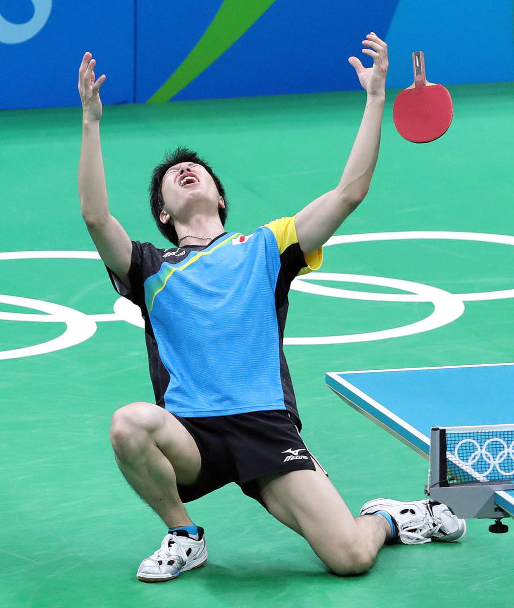 16年8月、リオデジャネイロ五輪・卓球男子シングルス3位決定戦で勝利し銅メダルを決めて倒れ込む水谷