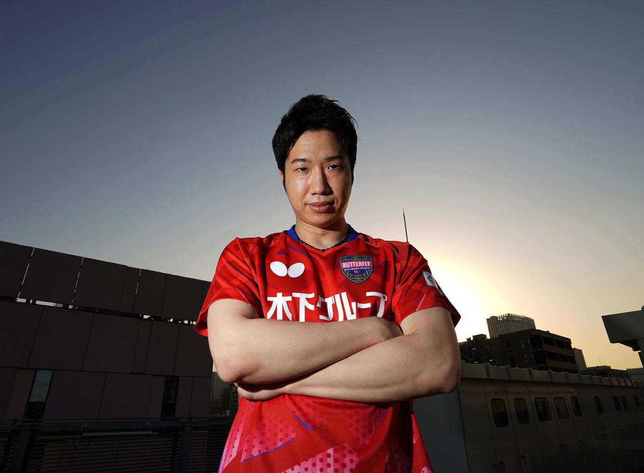 夕日を背にポーズをとる東京五輪・卓球男子日本代表の水谷（撮影・菅敏）