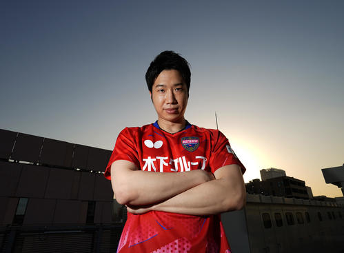 夕日を背にポーズをとる東京五輪・卓球男子日本代表の水谷(撮影・菅敏)