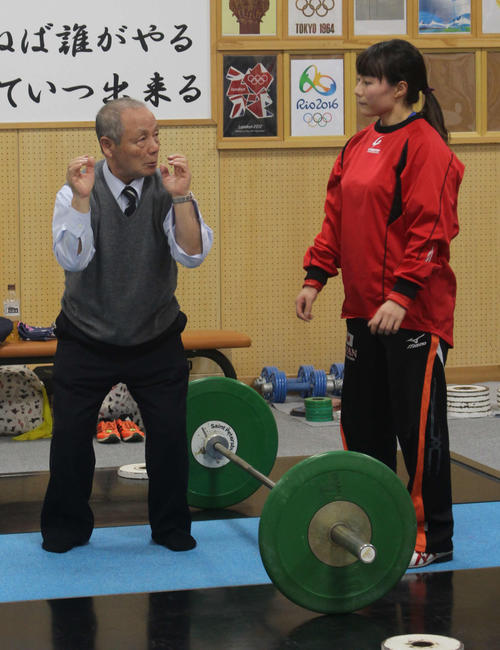 18年12月、八木を指導する三宅さん（左）