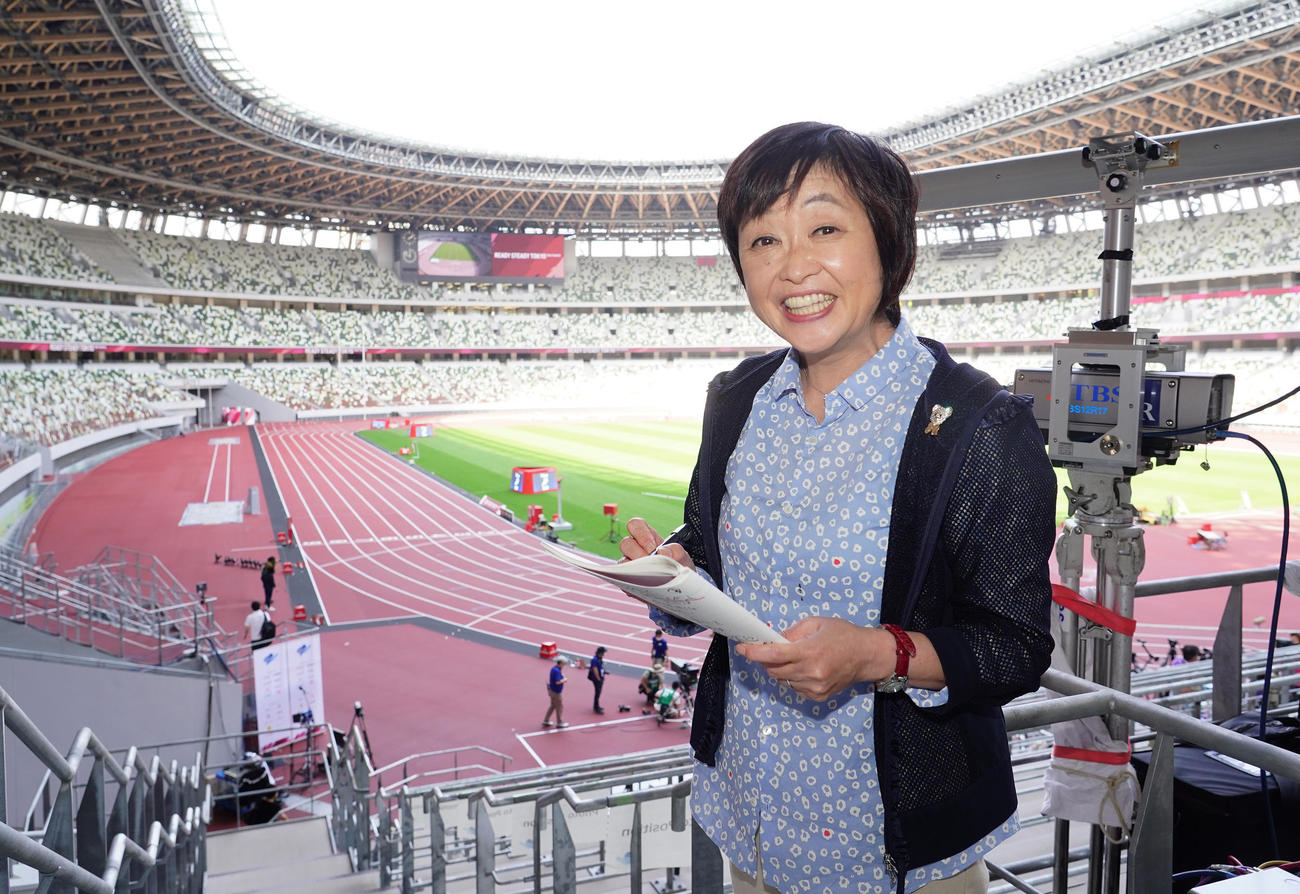 東京五輪テスト大会で取材ノートを手に笑顔を見せる増田明美さん（撮影・菅敏）