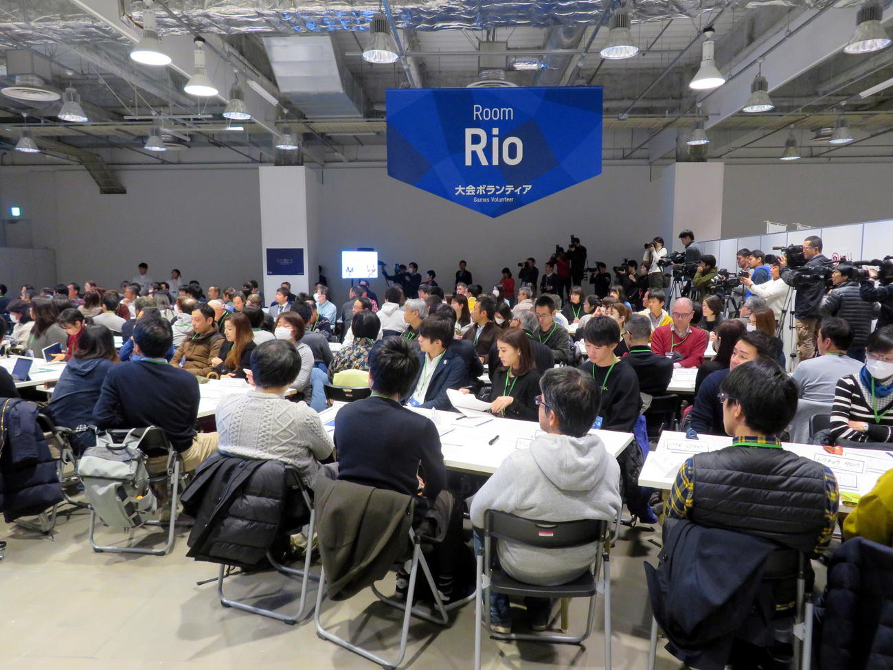 19年2月、東京・有楽町の東京五輪ボランティア説明会・面談会場で説明会に参加する大会ボランティアの応募者たち