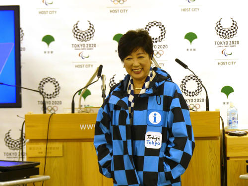 17年9月、ユニホームを着て、ポーズを決める小池都知事