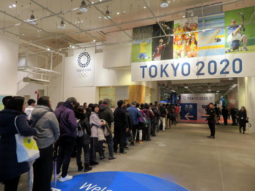 19年2月、東京・有楽町の東京五輪ボランティア説明会・面談会場の受付に行列をつくる大会ボランティアの応募者たち