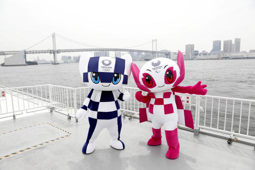 左から東京五輪マスコットのミライトワ、東京パラリンピックマスコットのソメイティ(C)Tokyo2020
