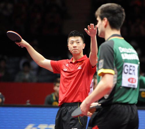 2014年、世界選手権団体戦決勝　中国対ドイツ　優勝を決めた中国の馬龍は観客の声援に応える（14年5月5日撮影）