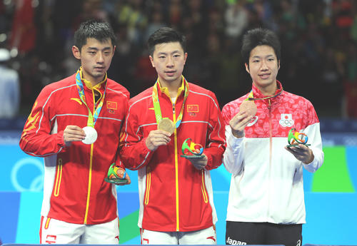 16年8月、リオデジャネイロ五輪の卓球男子シングルス表彰式で銅メダルを手に笑顔を見せる水谷隼（右）。左から銀メダルの張継科、金メダルの馬龍