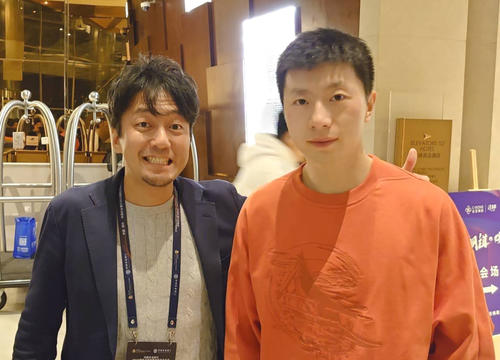 中国・鄭州で行われたワールドツアーグランドファイナル終了後、ホテルで記念撮影する馬龍（右）と三須一紀記者