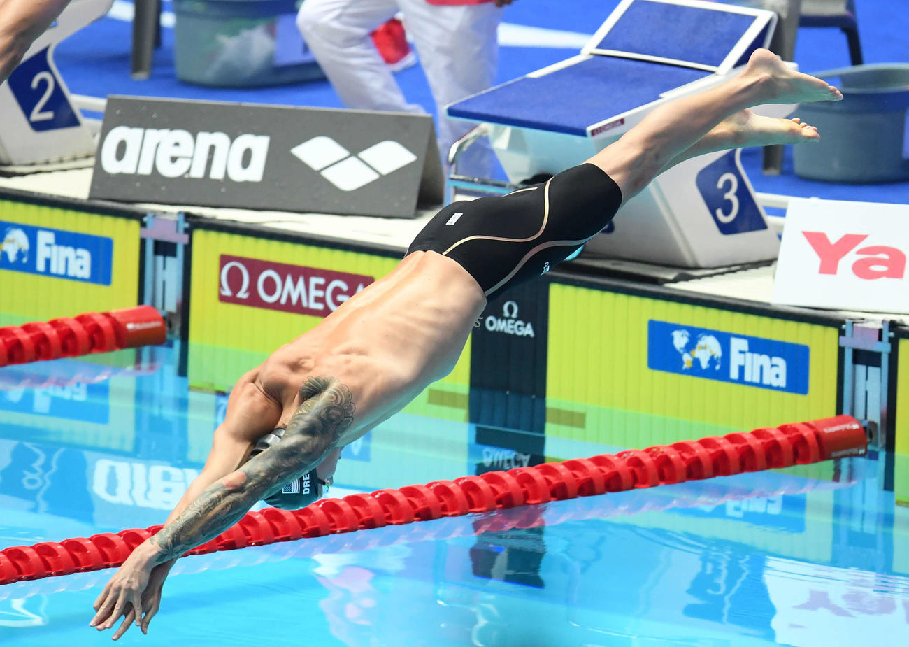 19年7月、世界水泳男子100メートル自由形決勝　勢いよくスタートするドレセル