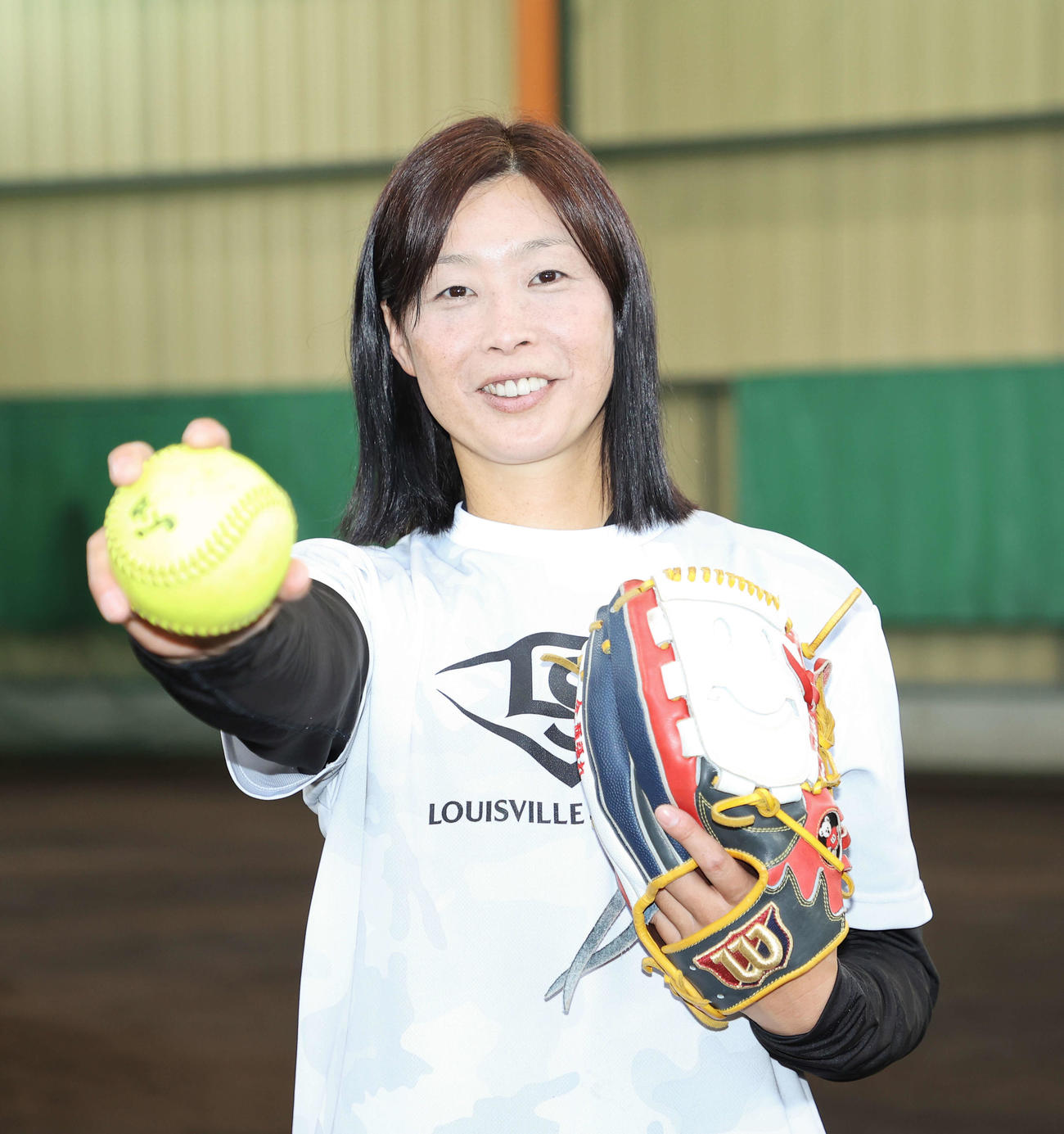 ライズボールの投げ方を教えてくれた北京五輪金メダルの坂井寛子さん（撮影・河田真司）