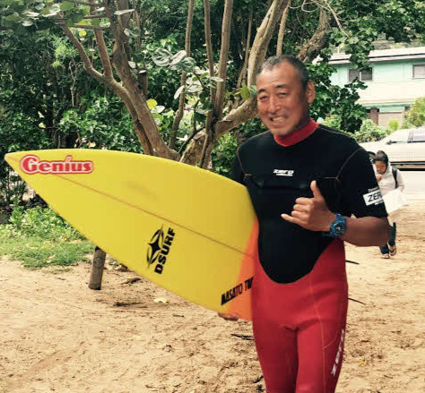 今も現役でサーフィンを続ける加藤さん（加藤さん提供）