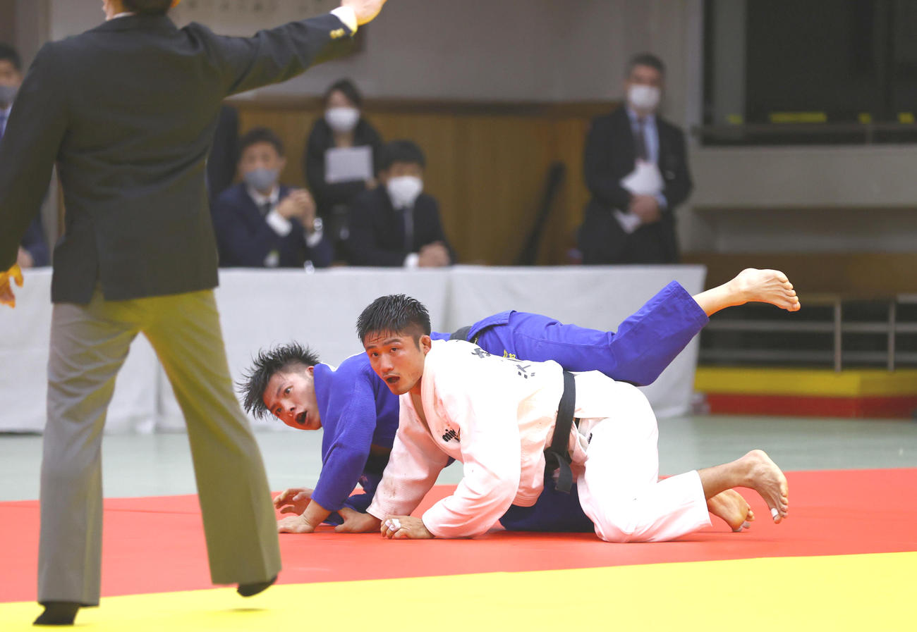 20年12月、東京五輪男子66キロ級日本代表内定選手決定戦で、丸山（手前）に勝利した阿部
