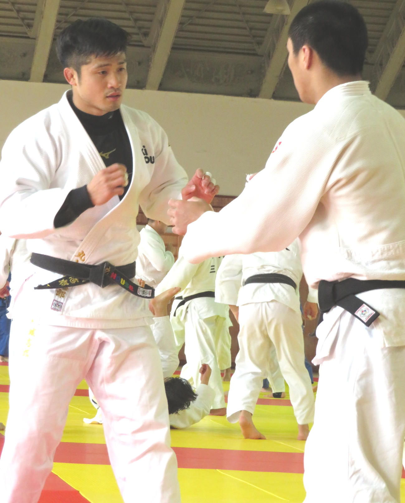 天理大で稽古に励む丸山城志郎（左）（撮影・峯岸佑樹）