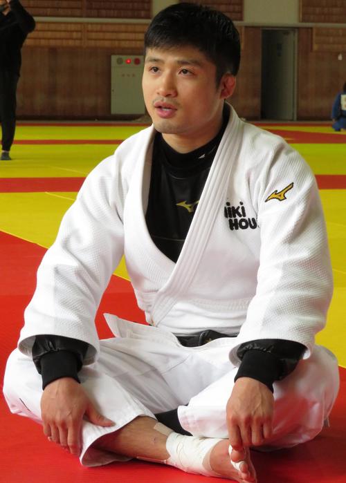 稽古後、取材に応じる丸山城志郎（撮影・峯岸佑樹）
