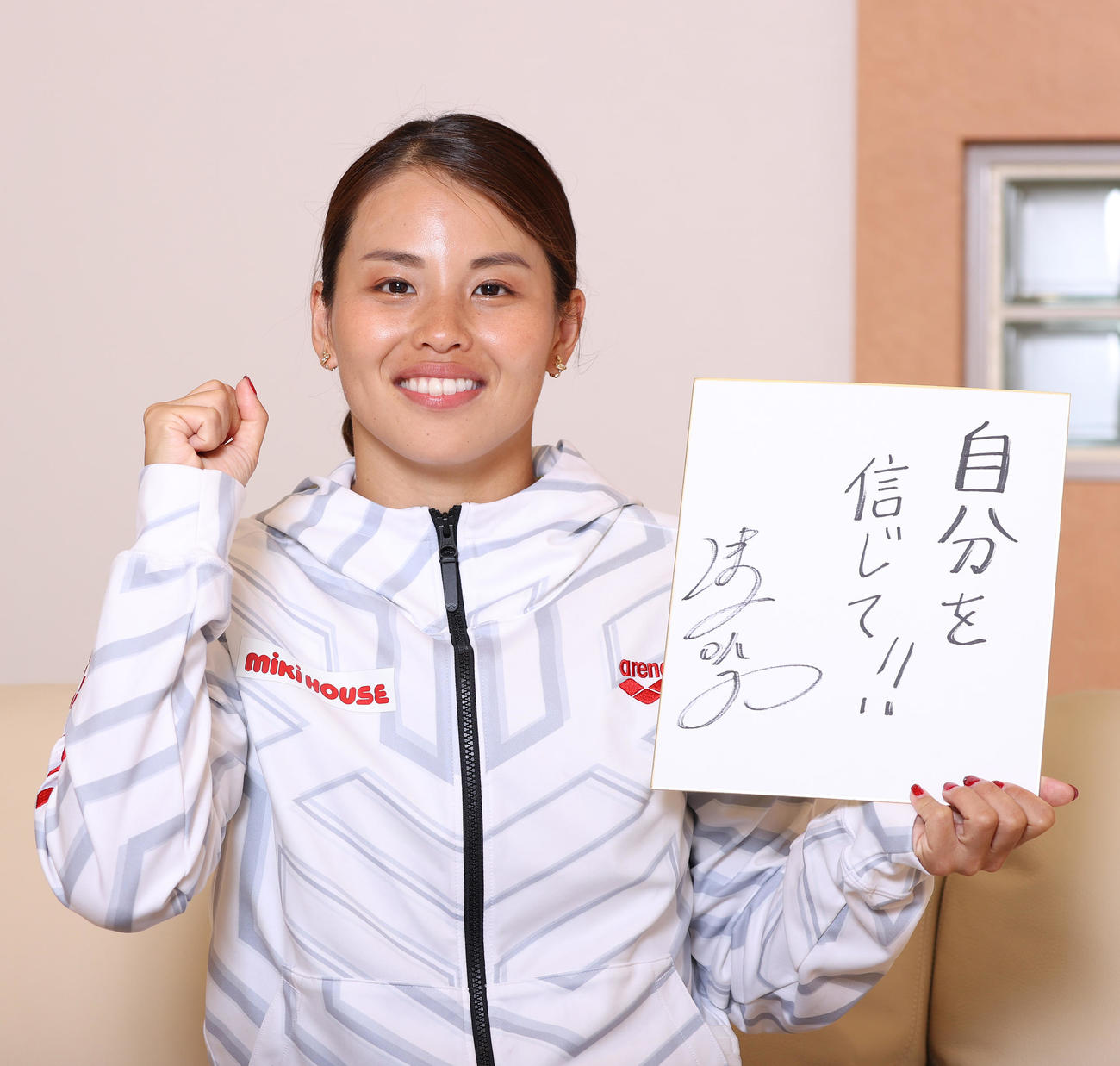 応援メッセージを手に大橋悠依へ声援をおくる元競泳選手の清水咲子さん（撮影・河野匠）