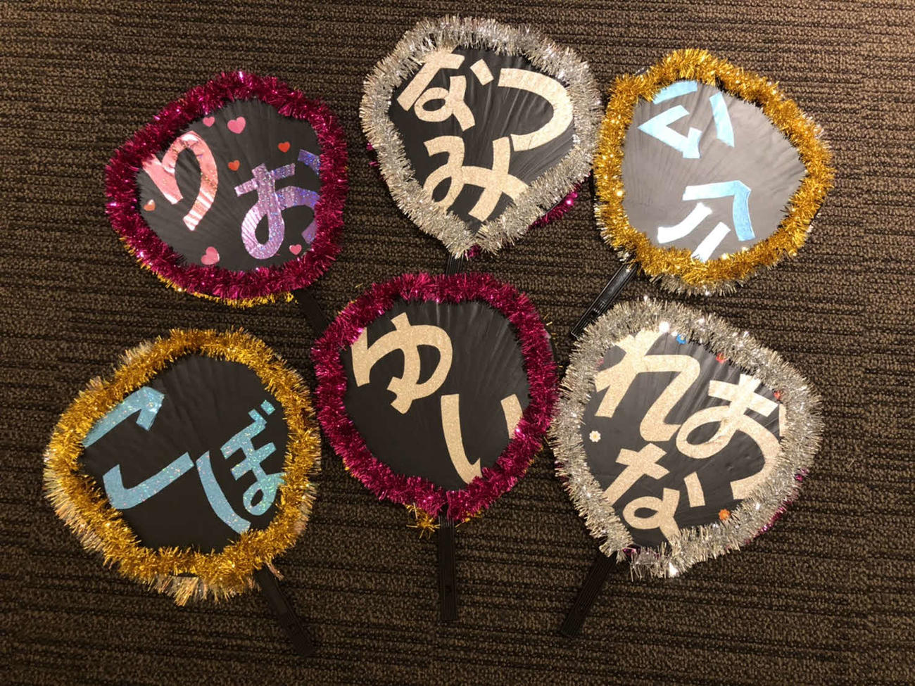 清水咲子さんがつくった仲間を応援するうちわ。右上から時計回りに萩野公介、青木玲緒樹、大橋悠依、小堀勇気、白井璃緒、酒井夏海