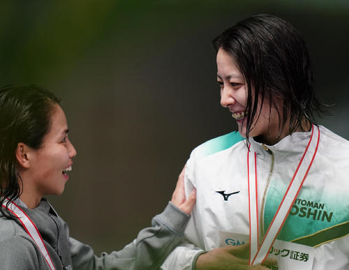 20年10月、日本短水路選手権の女子200メートル個人メドレー決勝で日本新記録で優勝した大橋悠依を祝福する清水咲子（左）