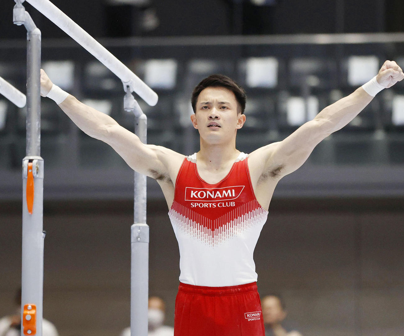 21年6月6日、全日本種目別選手権男子決勝　平行棒で着地する田中佑典(代表撮影)