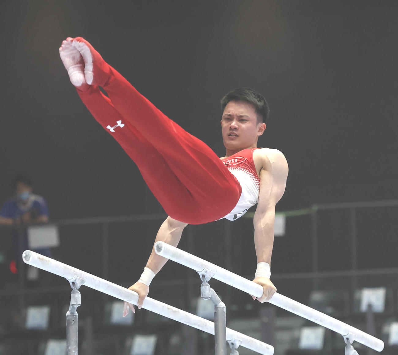 21年6月6日、全日本体操種目別選手権男子決勝　平行棒の演技に臨む田中佑典(代表撮影)