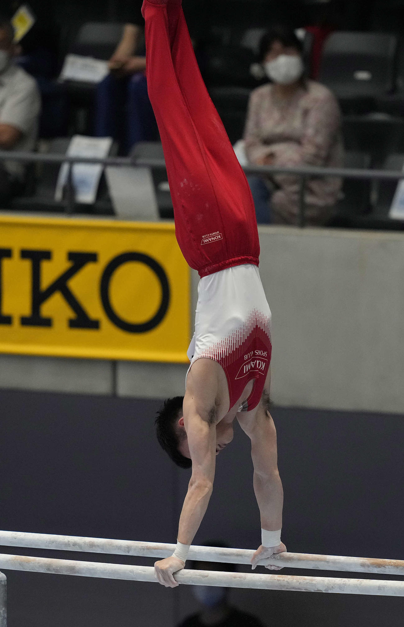 21年6月5日、全日本種目別選手権の平行棒予選で倒立する田中佑典