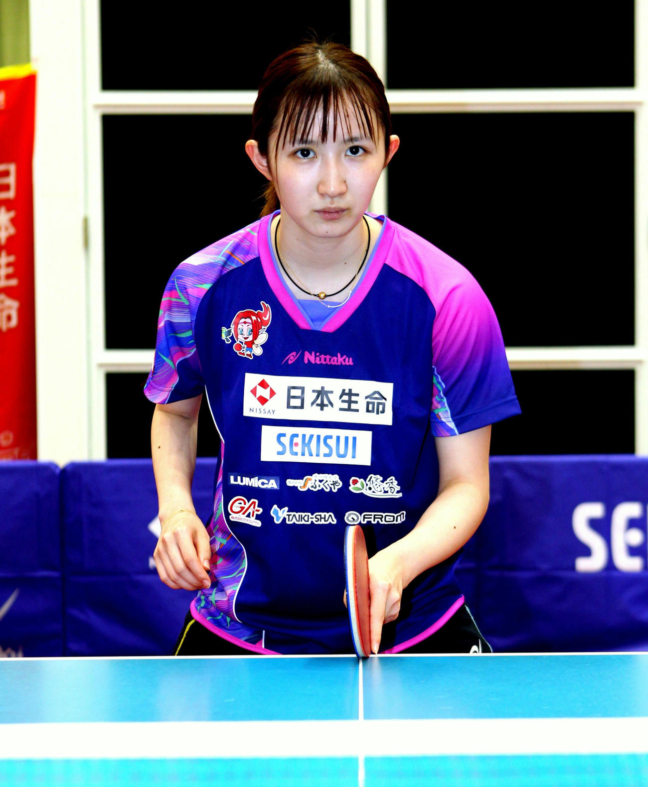 試合時のような真剣なまなざしでカメラを見つめる早田ひな。東京五輪をリザーブメンバーとして挑む覚悟を語ってくれた（撮影・三須一紀）