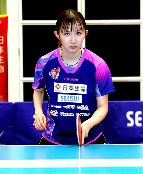 試合時のような真剣なまなざしでカメラを見つめる早田ひな。東京五輪をリザーブメンバーとして挑む覚悟を語ってくれた（撮影・三須一紀）