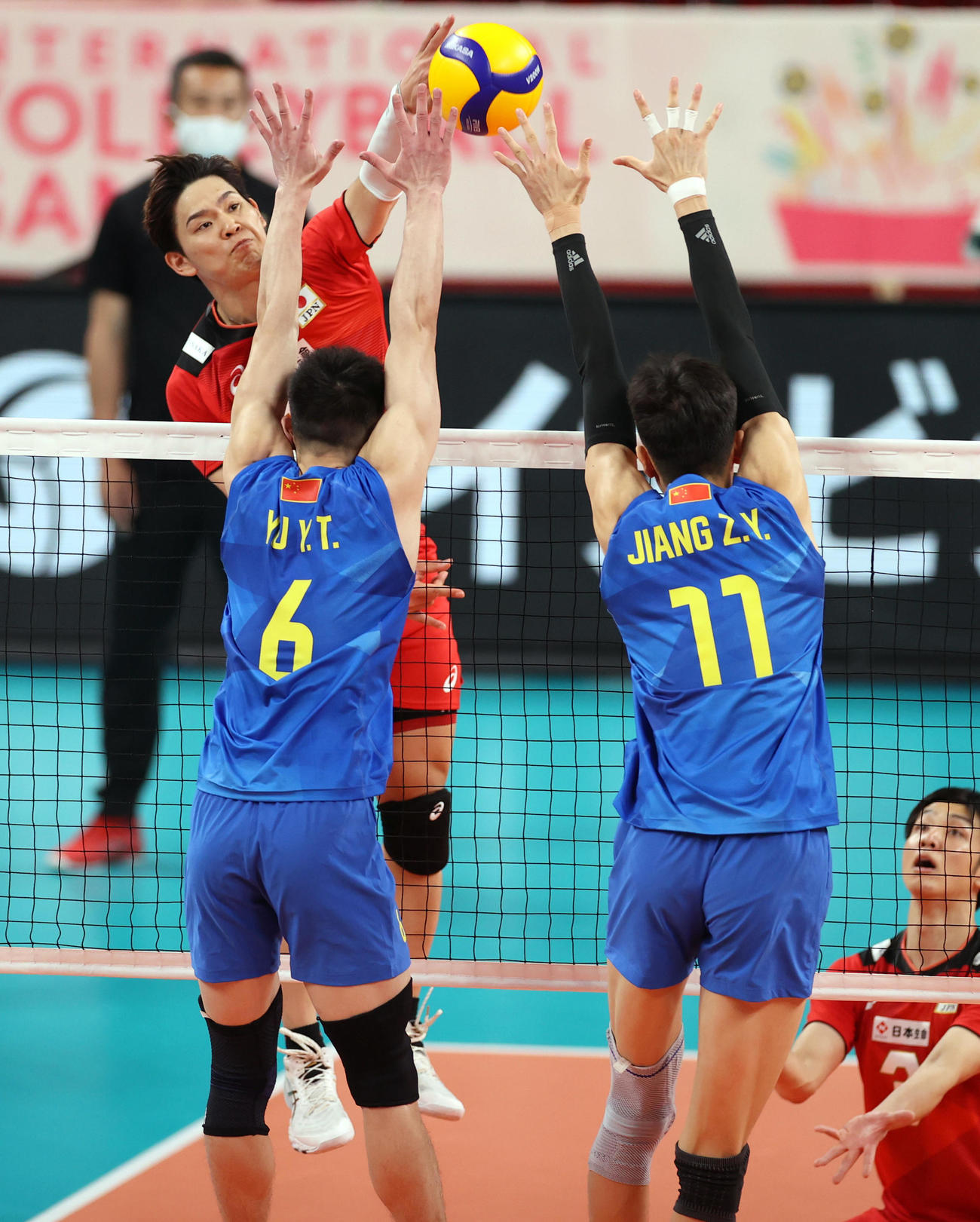 5月、中国との親善試合でスパイクを決める西田
