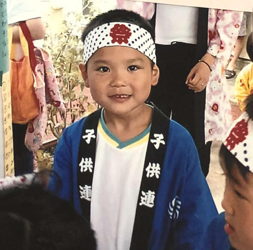 七夕祭りに参加して法被を着る幼稚園時代の西田有志