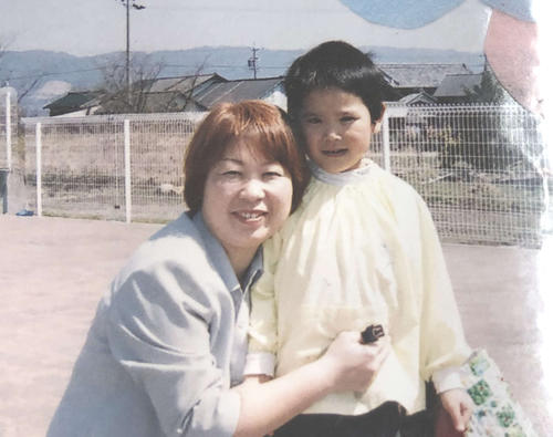 母美保さんと写る幼稚園時代の西田