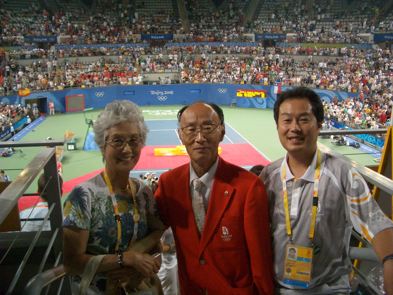 08年北京五輪のセンターコートで、川廷栄一TD（中央）と尚弘氏（右）、母夙子さん（川廷氏提供）