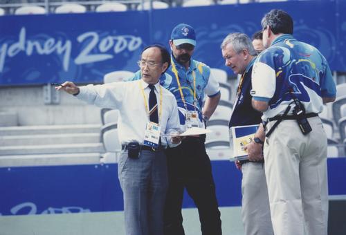 00年シドニー五輪を前に、会場設計に指示を出す川廷栄一TD（川廷氏提供）