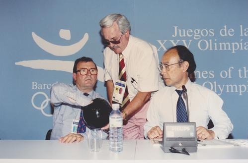 92年バルセロナ五輪テニス競技の本戦組み合わせ抽選で、左からシャトリエ国際テニス連盟会長、ファラー・レフェリー、川廷栄一TD（川廷氏提供）